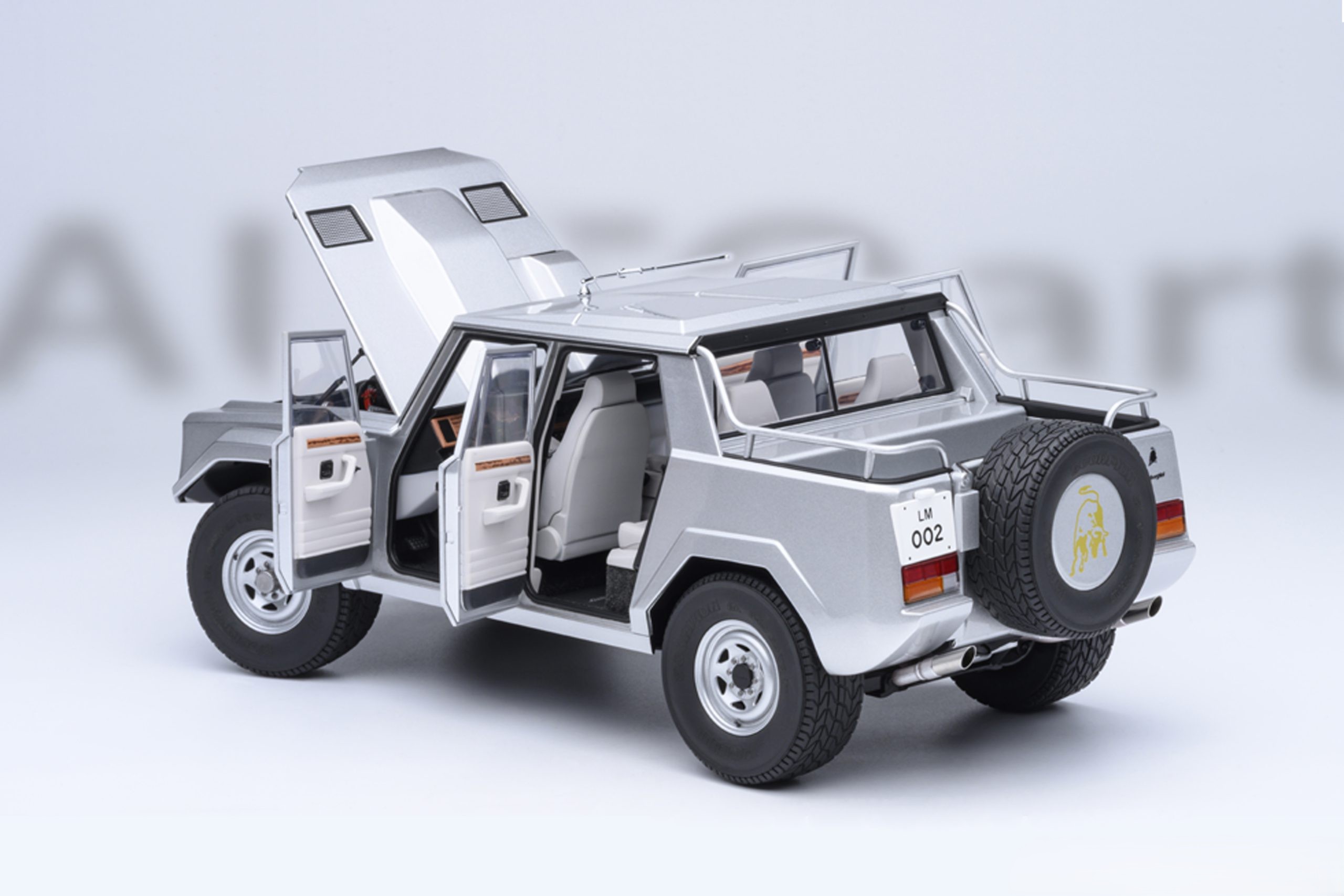 Lamborghini LM002 silver metallic 1:18 AUTOart
