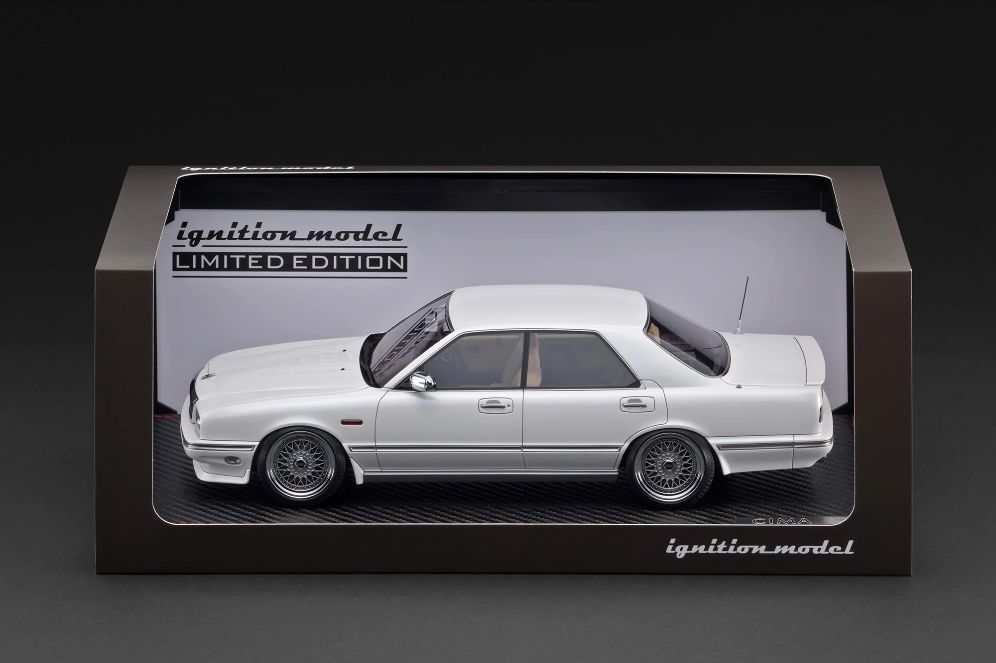 Nissan Gloria Cima Y31 pearl white 1:18 Ignition Model
