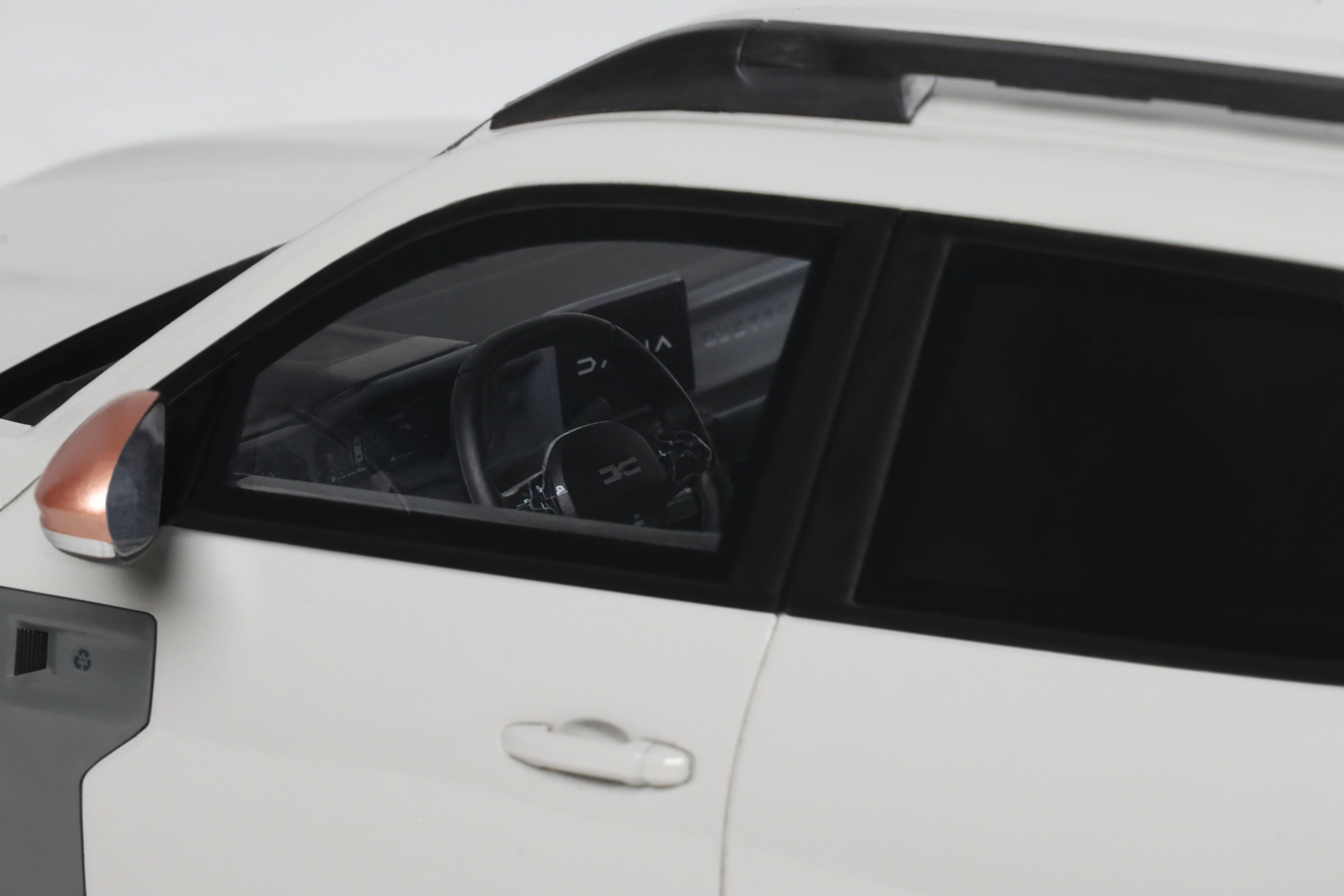 Dacia Duster Extreme TCE 130 4x4 2024 beige sandstone 1:18 OttOmobile 