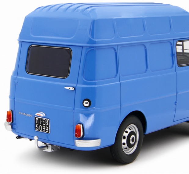 Alfa Romeo F12 High Roof Van 1967 blue 1:18 Laudoracing Model