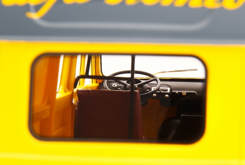 Alfa Romeo F12 High Roof Van Assistance *Assistenza Clienti* 1967 yellow 1:18 Laudoracing Model
