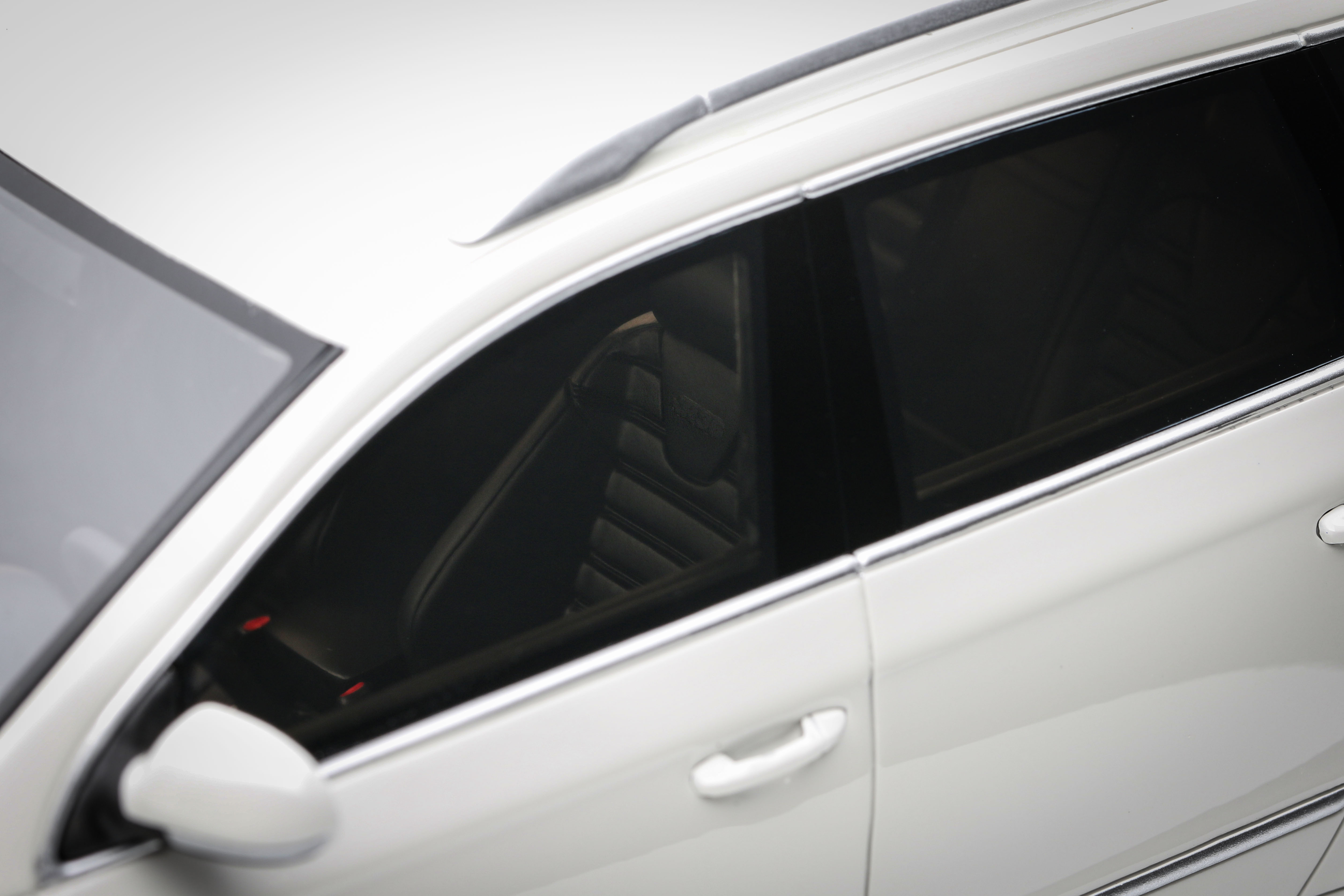 Volkswagen Passat B6 R36 Variant 2008 candy white 1:18 OttOmobile