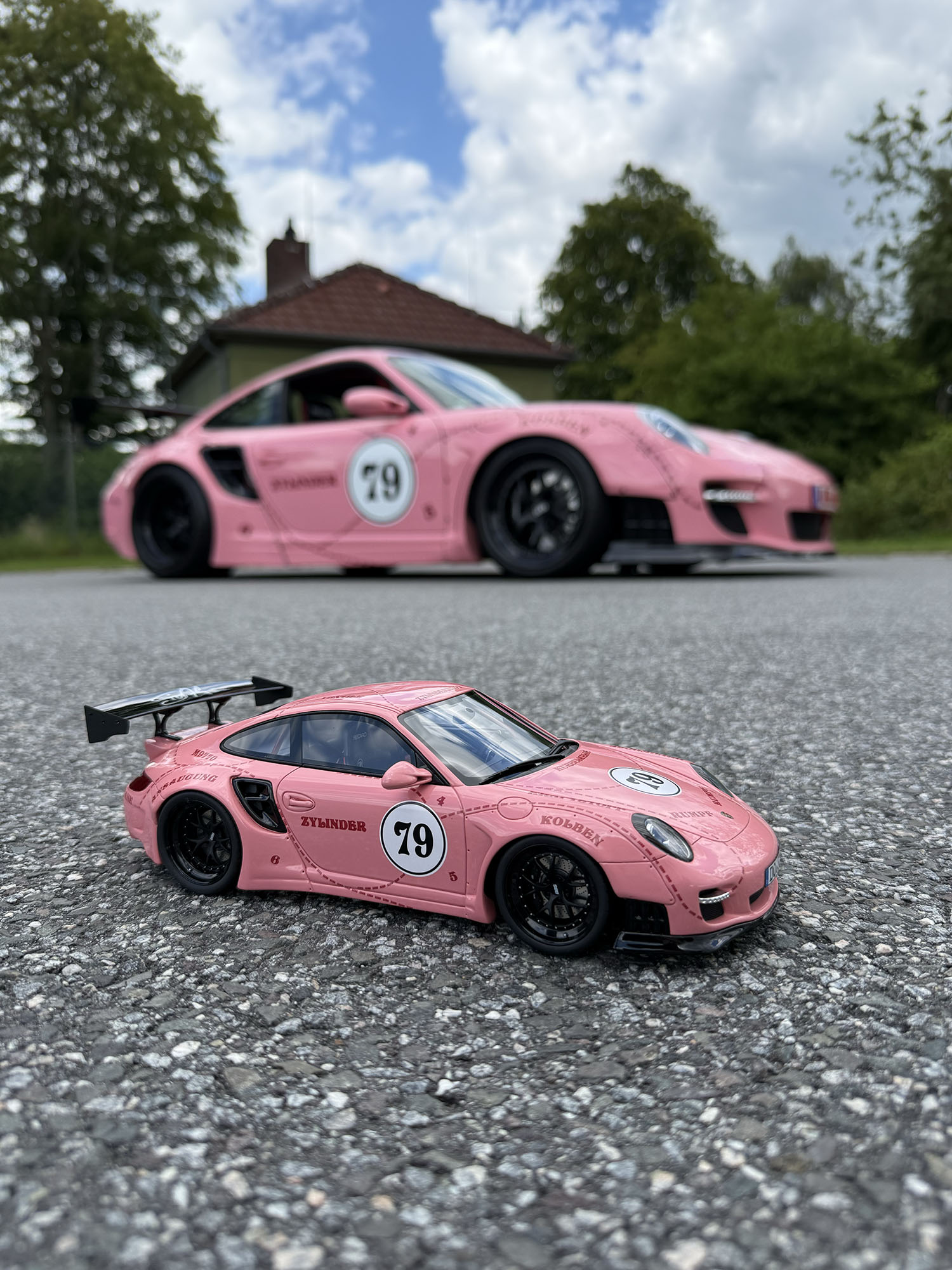 Porsche 911 (997) Turbo S LBWK Sidney Hoffmann "Die Sau" #79 pink 1:18 Werk83