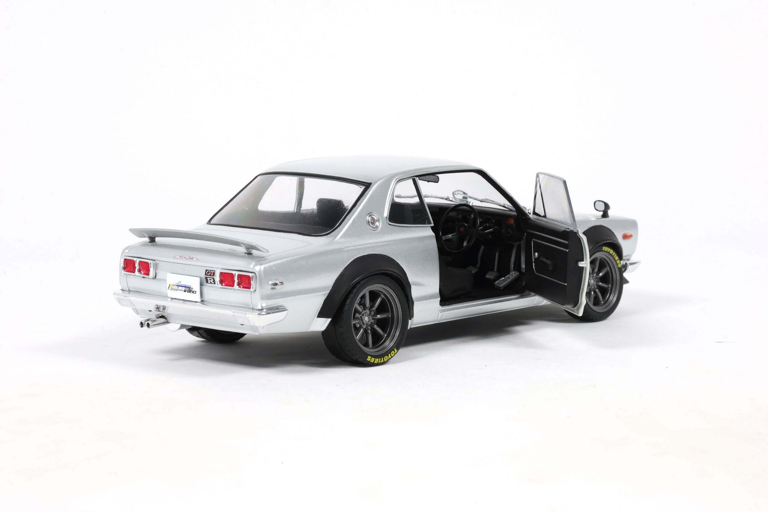 Nissan Skyline 2000 GT-R 1970 silver Hakosuka Solido Works 1:18 Solido