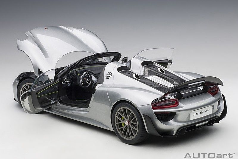 Porsche 918 Spyder Weissach Package silver metallic 1:12 AUTOArt