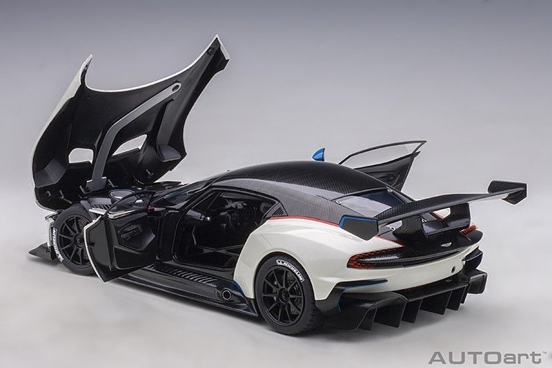 Aston Martin Vulcan stratus white/blue&red stripes 1:18 AUTOart