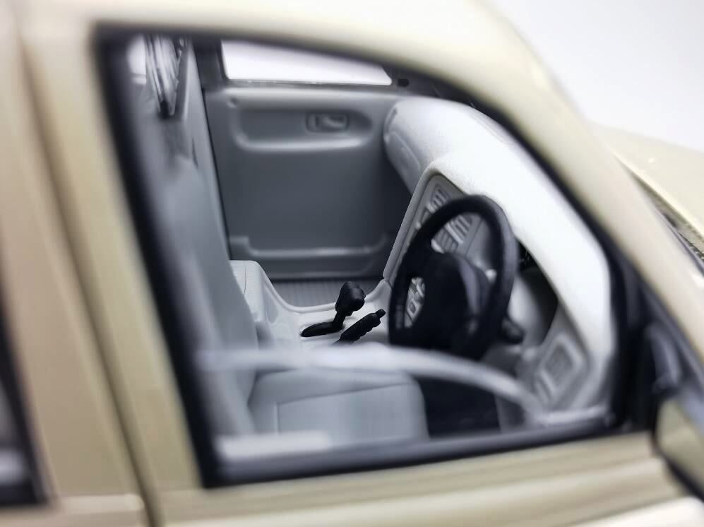 TX1 London Taxi Cab 1998 silver/gold 1:18 Sun Star