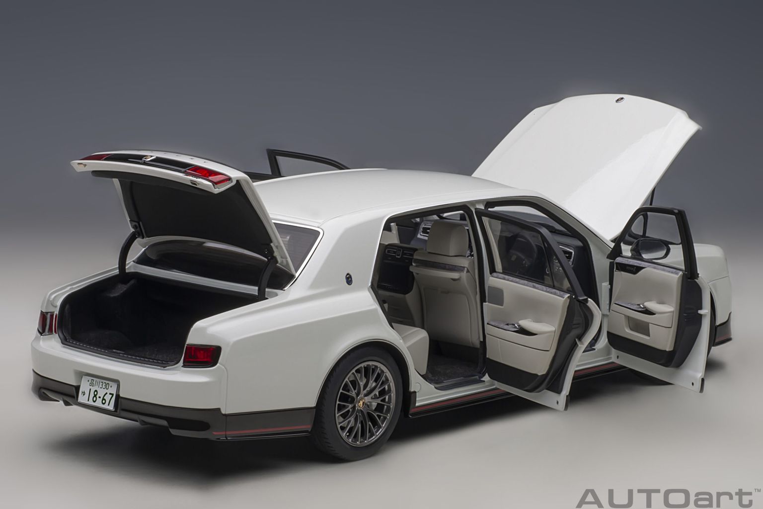 Toyota Century GRMN 2019 pearl white 1:18 AUTOart