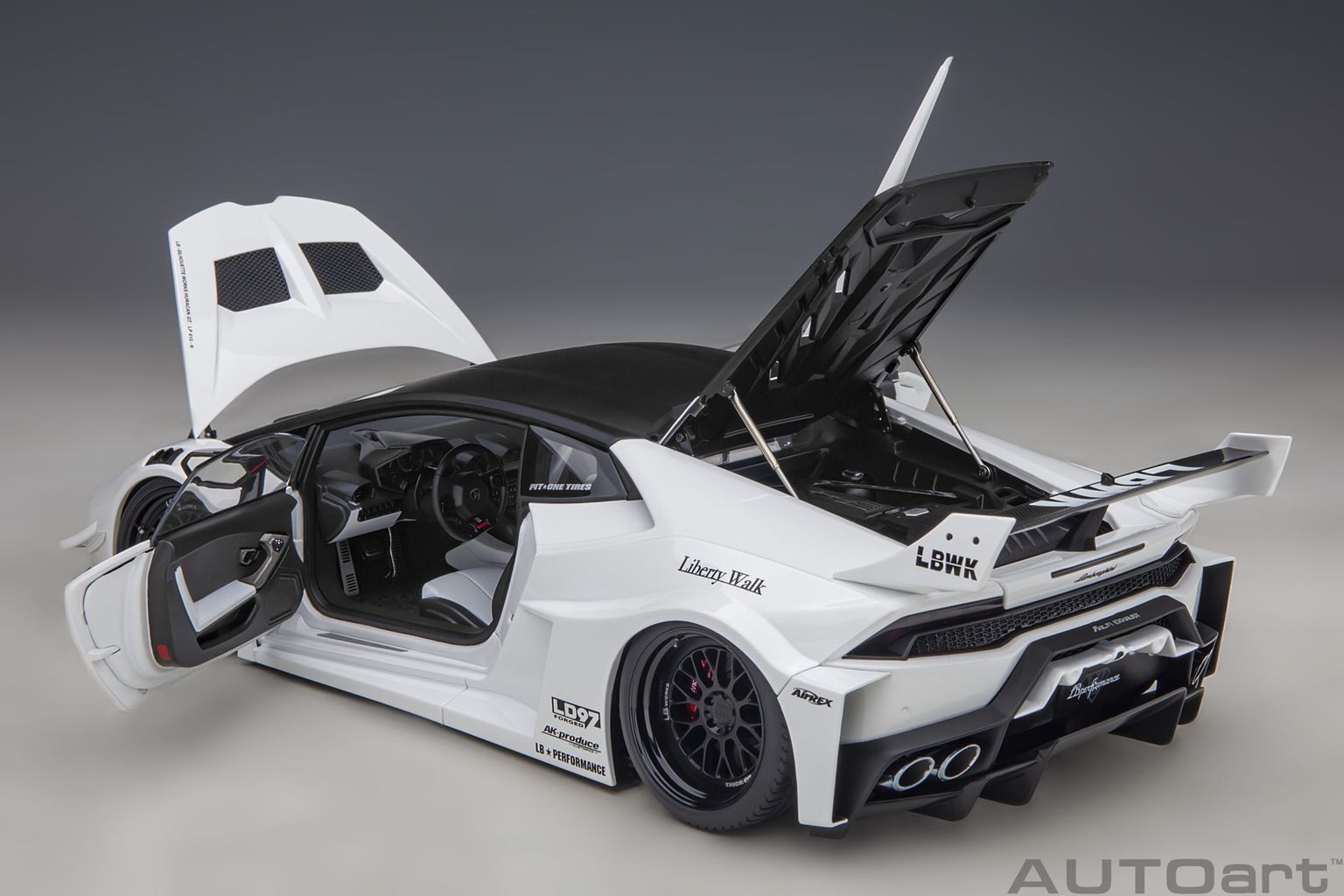 Lamborghini Huracan GT Liberty Walk LB Silhouette Works 2019 white 1:18 AUTOart