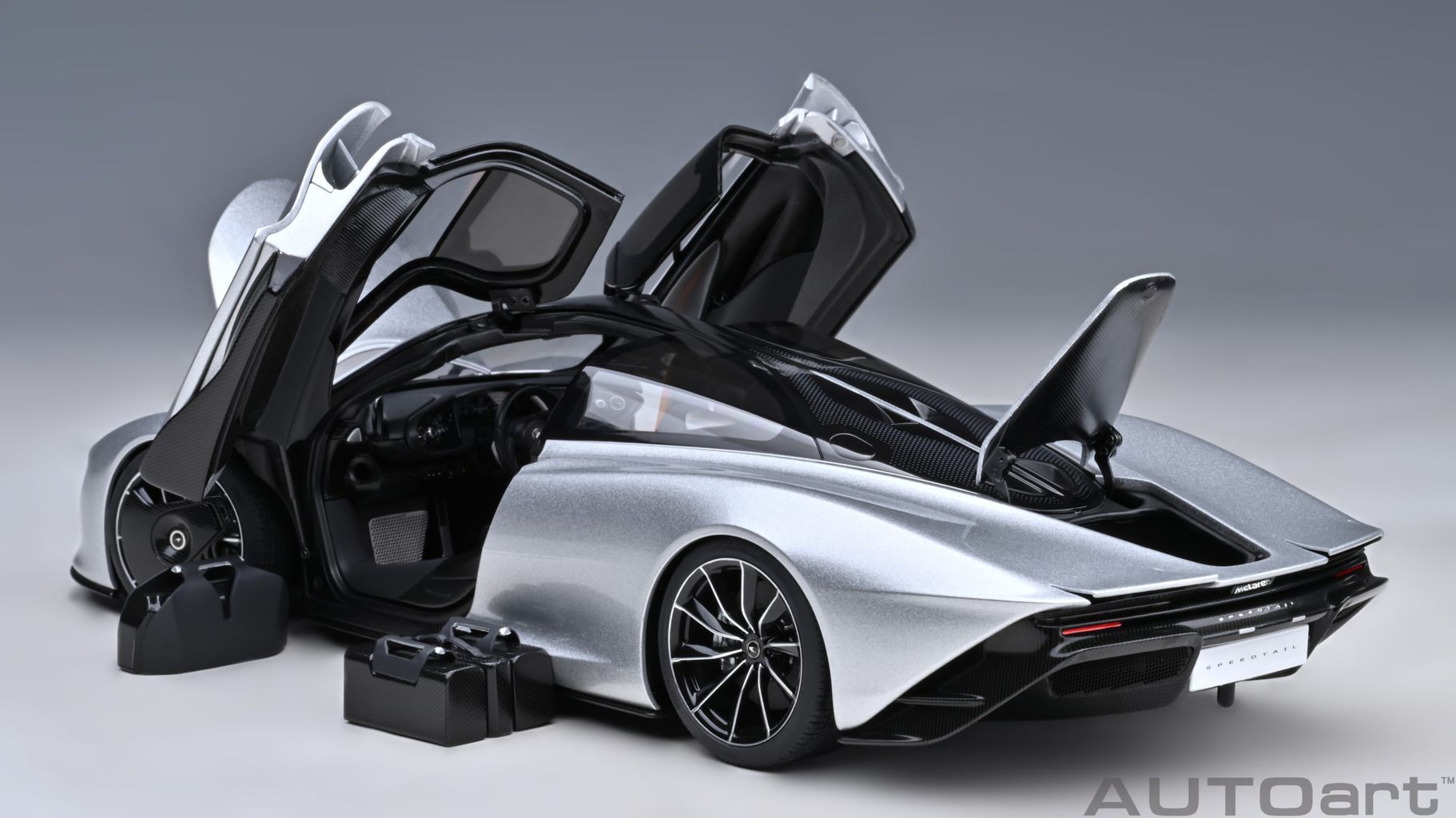 McLaren Speedtail Supernova silver 1:18 AUTOart