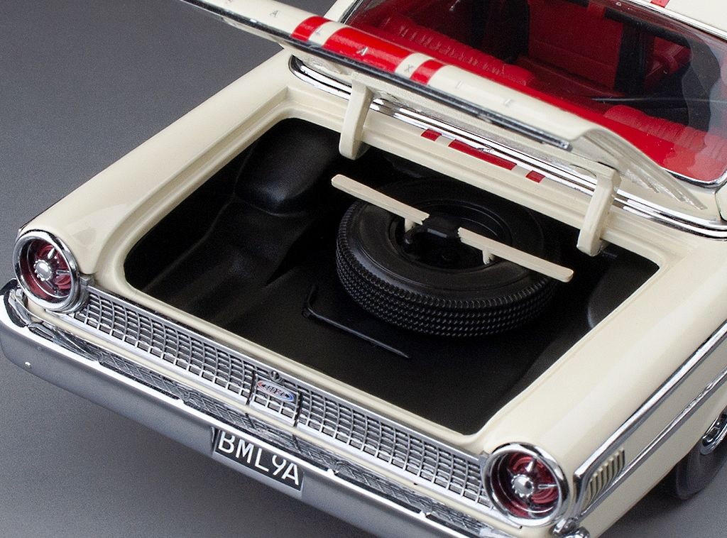 Ford Galaxie 500 XL Hardtop #45 1963 white 1:18 Sun Star