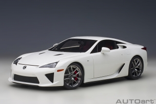 Lexus LFA 2010 whitest white 1:18 AUTOart