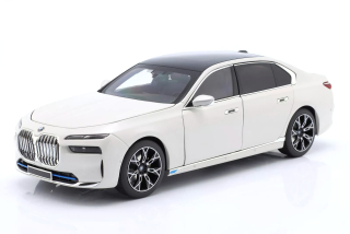 BMW i7 2022 white metallic 1:18 Minichamps 