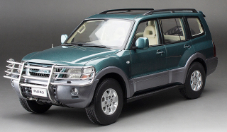 Mitsubishi Pajero 3.5L V6 V73 2006 green 1:18 Sun Star
