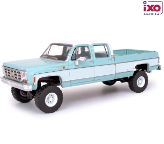 Chevrolet Silverado K30 Crew Cab Fleetside Lifted 1978 blue/white 1:64 Ixo America
