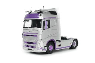 Volvo Trucks FH Globetrotter XL 2023 silver/purple 1:24 Solido