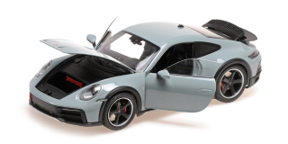 Porsche 911 Dakar 2022 green metallic 1:18 Minichamps 