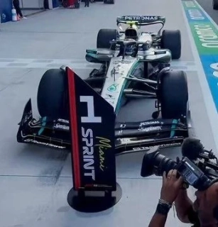Mercedes W16 Mercedes-AMG Petronas F1 Team #12 K.Antonelli Sprint Qualifying Pole Miami GP 2025 with Position Board 1:43 Spark