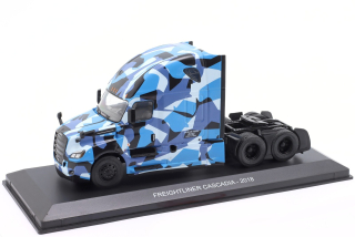 Freightliner Cascadia Truck 2018 blue/camouflage 1:43 Hachette