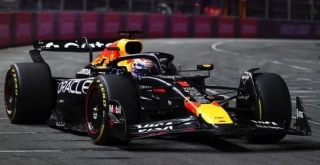 Oracle Red Bull Racing RB21 #1 M.Verstappen Winner Las Vegas GP 2025 with Pit Board 1:18 Spark