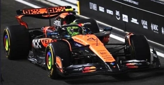 McLaren MCL39 #4 L.Norris 3rd Abu Dhabi GP 2025 F1 Driver's World Champion 2025 with Pit Board 1:64 Spark