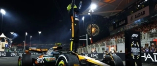 McLaren MCL39 #4 L.Norris World Champion Abu Dhabi GP 2025 with Standing Figurine Pitboard & Position Board 1:18 Minichamps