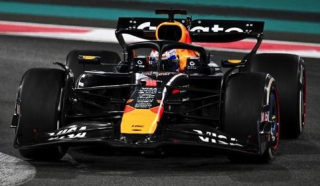 Red Bull Racing RB21 Oracle #1 M.Verstappen Winner Abu Dhabi GP 2025 with Pit Board 1:18 Spark
