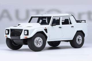 Lamborghini LM002 white 1:18 AUTOart