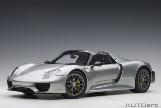 Porsche 918 Spyder Weissach Package silver metallic 1:12 AUTOArt