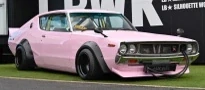Nissan Skyline GT-R *Kenmeri* Liberty Walk Body Kit 1972 pink 1:43 Solido