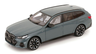 BMW i5 M60 Touring 2024 green metallic 1:18 Minichamps 