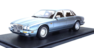 Jaguar XJ6 Sovereign X300 1995 ice blue 1:18 Cult Scale Models