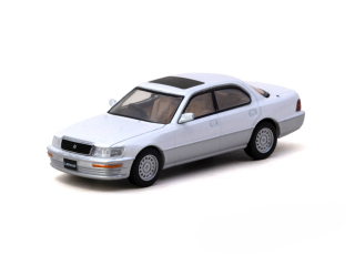 Lexus LS400 (UCF10) 2001 pearl white 1:64 Tarmac