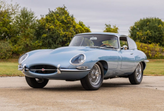 Jaguar E-Type 1961 opalescent silver blue 1:12 GT Spirit