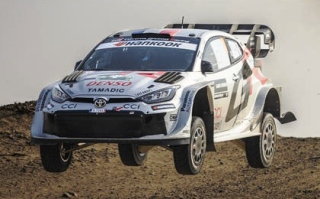 Toyota GR Yaris Rally1 Toyota Racing WRC #17 Ogier/Landais Winner FIA World Rally Championship 2025 + 2 Figurines + Race Arch 1:43 Spark