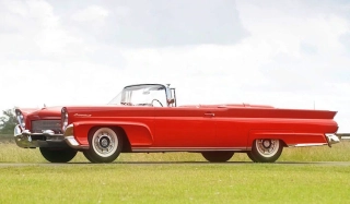 Lincoln Continental MKIII 1958 red 1:18 Sun Star