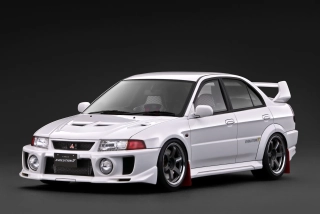 Mitsubishi Lancer Evolution V CP9A white 1:18 Ignition Model