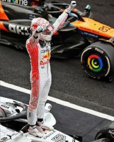 Oracle Red Bull Racing RB21 #1 M.Verstappen Winner Japanese GP 2025 with Figurine + 2 Pitboards 1:18 Minichamps