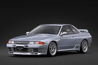 Nissan Skyline GT-R Nismo BNR32 silver 1:18 Ignition Model