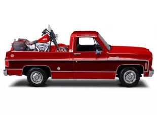 Chevrolet C-10 Cheyenne Super Pick-Up 1974 + Motorcycle Harley Davidson Heritage Classic 2023 1:18 Maisto