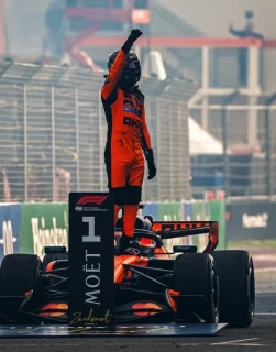 McLaren MCL40 Mastercard F1 Team #1 L.Norris Winner Dutch GP 2026 with Pilot Figurine + Pit Board 1:18 Spark