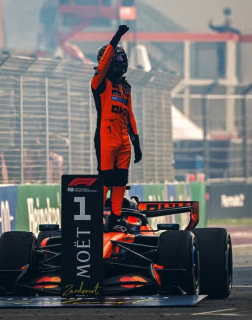 McLaren Mastercard MCL40 #1 L.Norris Winner Dutch 2026 with Pilot Figurine + Pit Boards 1:64 Spark