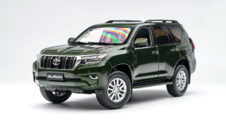 Toyota Land Cruiser Prado LHD green 1:18 Sun Star