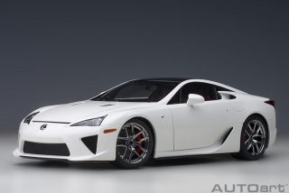 Lexus LFA 2010 whitest white/carbon black 1:18 AUTOart