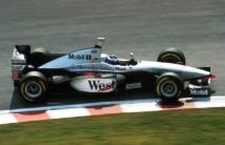 McLaren F1 MP4/12 Mercedes #9 M.Häkkinen 4th Japan GP 1997 + Pilot Figure 1:18 GP Replicas